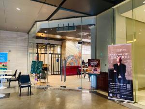 Cozy Studio with Balcony Netflix Free Access to POOL and GYM 100mbps