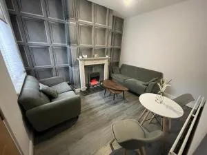 Lovely 4 bedroom Victorian house with back courtyard - Trent Vale