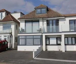 BOURNECOAST: 3 BED-SEA VIEWS/BALCONY/GARDEN-HB6314 - Southbourne