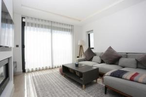 OVERCLIFF by BOURNECOAST - A Beautiful and Modern Holiday Home with SEA VIEWS, a Balcony, Parking and a Garden - HB6314