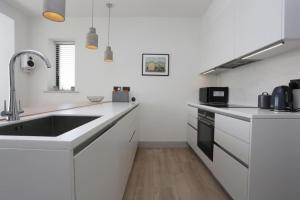 OVERCLIFF by BOURNECOAST - A Beautiful and Modern Holiday Home with SEA VIEWS, a Balcony, Parking and a Garden - HB6314