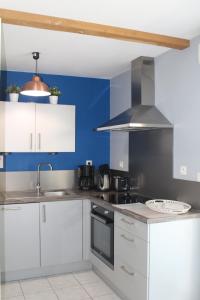 LESTRAN, 4 kms des plages, port, GR 34 et 2 h 15 Paris LGV