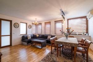 Roman Thermae 2bdrm Sunny Apartment