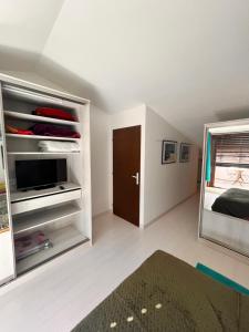 Sejours chez l'habitant Belle chambre spacieuse, tropezienne, vue remparts, clim, parking : photos des chambres