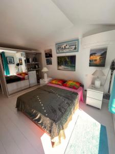Sejours chez l'habitant Belle chambre spacieuse, tropezienne, vue remparts, clim, parking : Chambre Double avec Terrasse