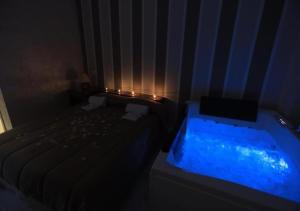 Zimmer mit Kingsize-Bett und Whirlpool