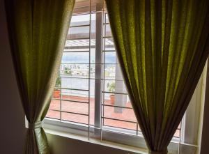 StayMazing-1,2 & 3 BHK AC Apartments in Hebbal-5mins to Manyata-30mins to Airport