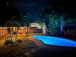 The Peacock Bungalow- Heated Pool & Jacuzzi- 5 min to beach! - ليك وورث