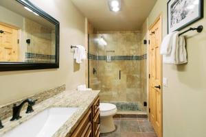 BEST Location . Walk To Canyon Lodge . Views . PoolSpa