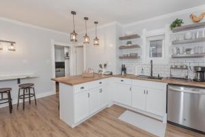 In the heart of Little Italy! Free Parking! - Apartments, Cleveland