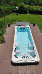 Villa Wolf Castle - vanjski grijani bazen