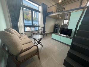 Art house big windowns by NHÀ TUI share