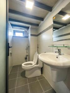 Art house big windowns by NHÀ TUI share