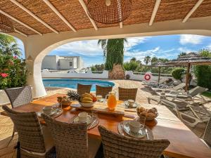 Luxury Villa Heated Pool, walk to São Rafael Beach, Albufeira