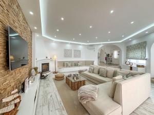 Luxury Villa Heated Pool, walk to São Rafael Beach, Albufeira