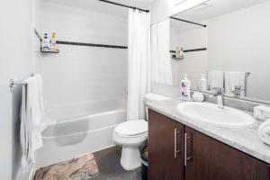 GardenView Modern Condo with Parking, Gym, Pool, AC