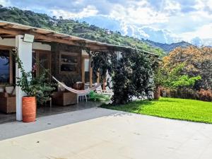 Piscina-gran vista-clima cálido y pueblo histórico