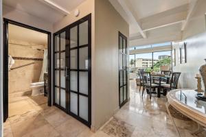 Kihei Alii Kai A404- Top Floor, remodeled, oceanview & steps from beach