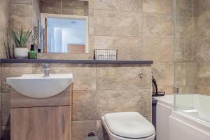 Modern 2-bed Apartment Sleeps 5 Free Parking