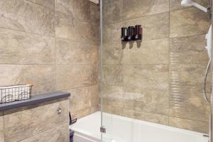 Modern 2-Bed Apartment Sleeps 5 Free Parking