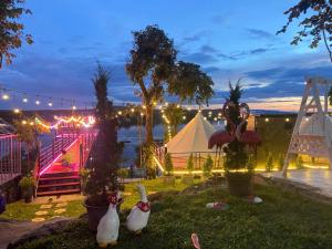 ปลายเขื่อนแคมป์ปิ้ง บ้านเรือนไทย