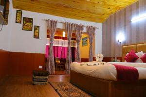 Hotel Hilltop At Mall Road Manali With Open Terrace