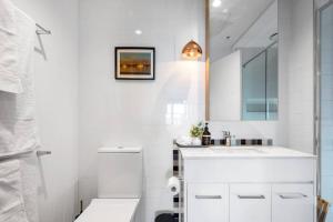 2BR Penthouse with Bay Views by Short & Long Stays