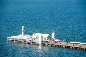 2BR Penthouse with Bay Views by Short & Long Stays