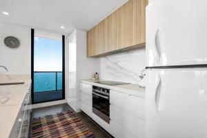 2BR Penthouse with Bay Views by Short & Long Stays