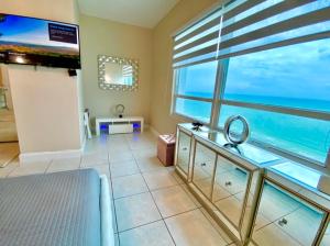 Large beautiful penthouse ocean front with beach access and free parking in Miami Beach