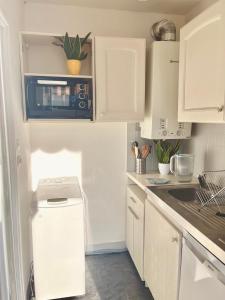 Studio with terrace and sea view, 10 min to the beach