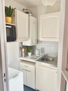 Studio with terrace and sea view, 10 min to the beach