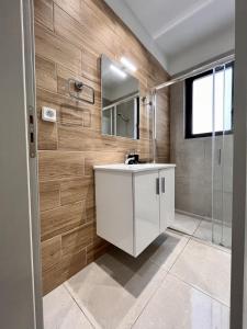 Chic Getaway Near Stavros Niarchos