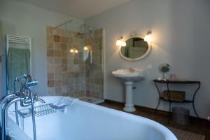 Maisons de vacances Gite La Bourdette, villa au calme pour 10pers avec piscine chauffee et jacuzzi : photos des chambres