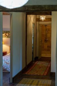 Maisons de vacances Gite La Bourdette, villa au calme pour 10pers avec piscine chauffee et jacuzzi : Maison 5 Chambres