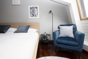 Penthouse with Patio & 2 Baths, 10 Min to Duomo