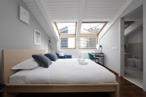 Penthouse with Patio & 2 Baths, 10 Min to Duomo