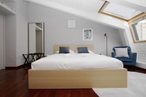 Penthouse with Patio & 2 Baths, 10 Min to Duomo