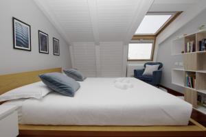 Penthouse with Patio & 2 Baths, 10 Min to Duomo