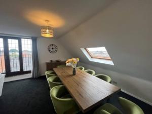 BS - Luxury top floor 4 bed apartment with garage in town centre - NO LIFT