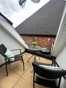 BS - Luxury top floor 4 bed apartment with garage in town centre - NO LIFT