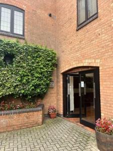 BS - Luxury top floor 4 bed apartment with garage in town centre - NO LIFT