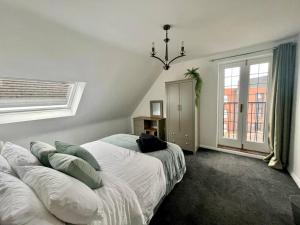 BS - Luxury top floor 4 bed apartment with garage in town centre - NO LIFT
