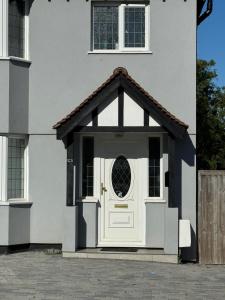 3 Bedroom House with Garden in Cheam, London