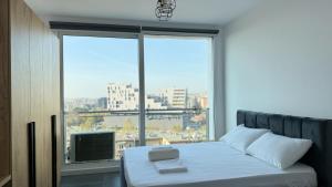 Urban Serenity Skyline View Apartment 2