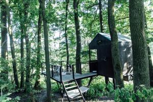 KeepCalm Treehouse far from the civilization