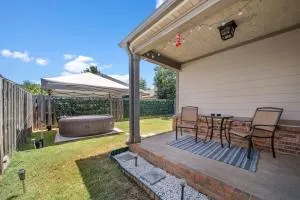 Hot Tub/ Game Room/ Theater - 8 Mins from U of A - Gentry