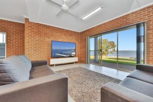 Royal Retreat Peaceful Lakefront