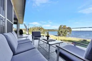 Royal Retreat Peaceful Lakefront - Lake Munmorah