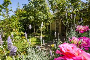 Secret Garden Cottage Busselton - Busselton的三星级酒店